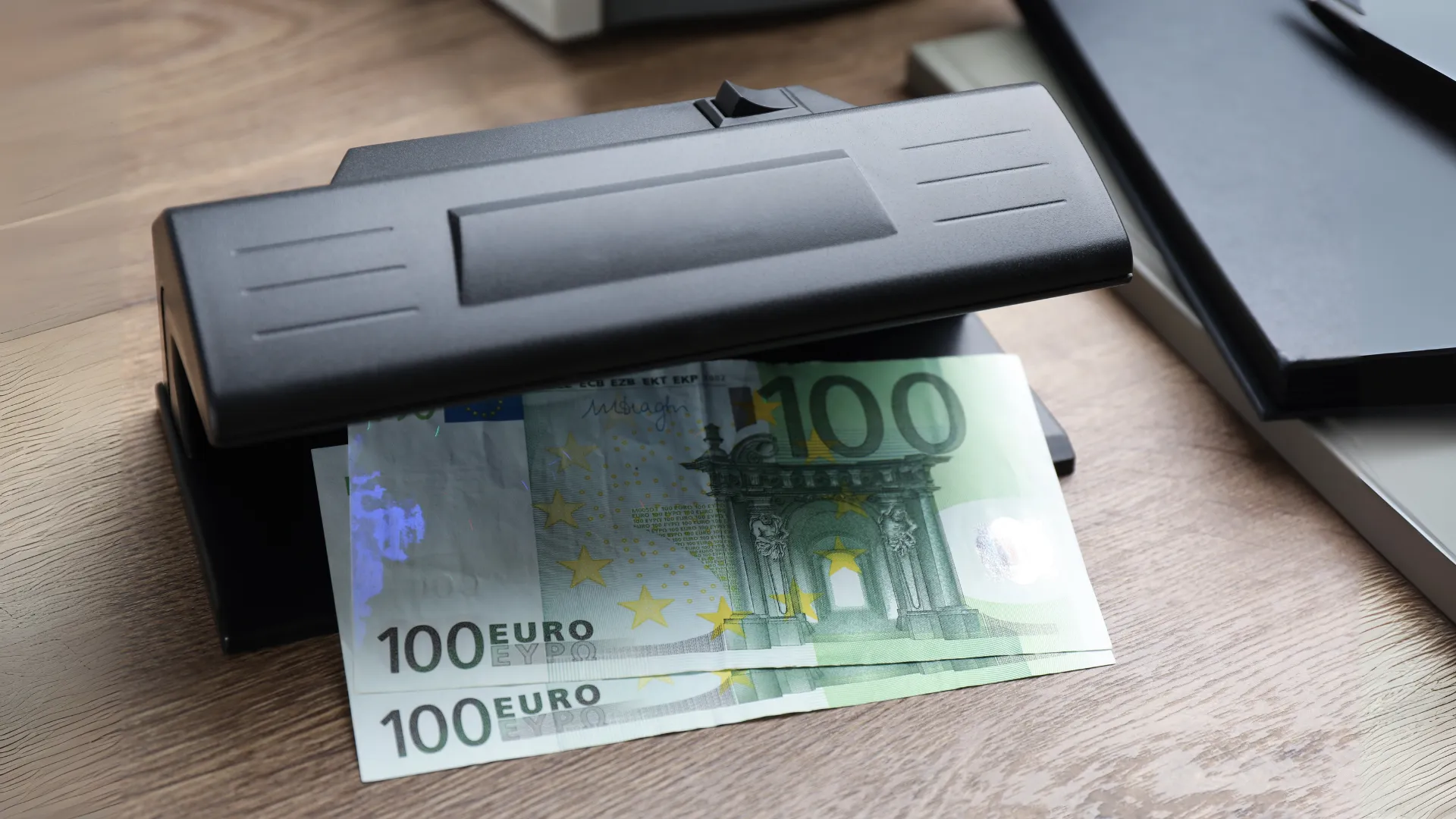 Ghid verificare bani falsi cu un detector de bancnote